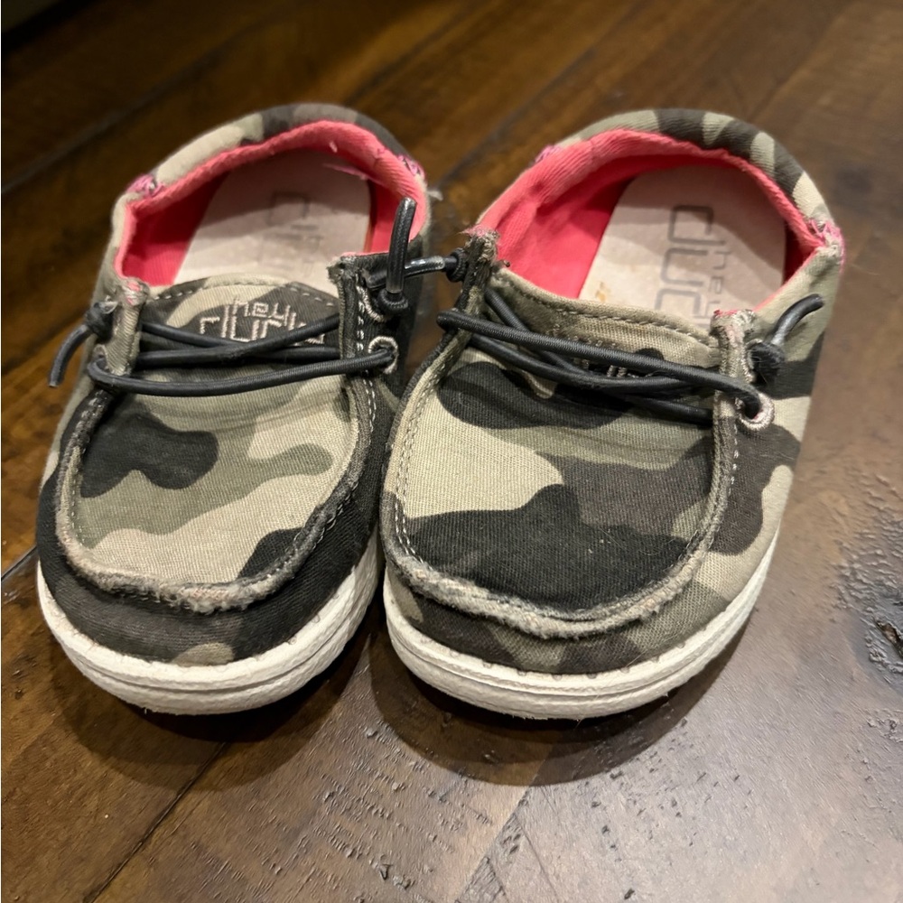 Hey Dude Kids Camo with Pink Interior shoes size 5